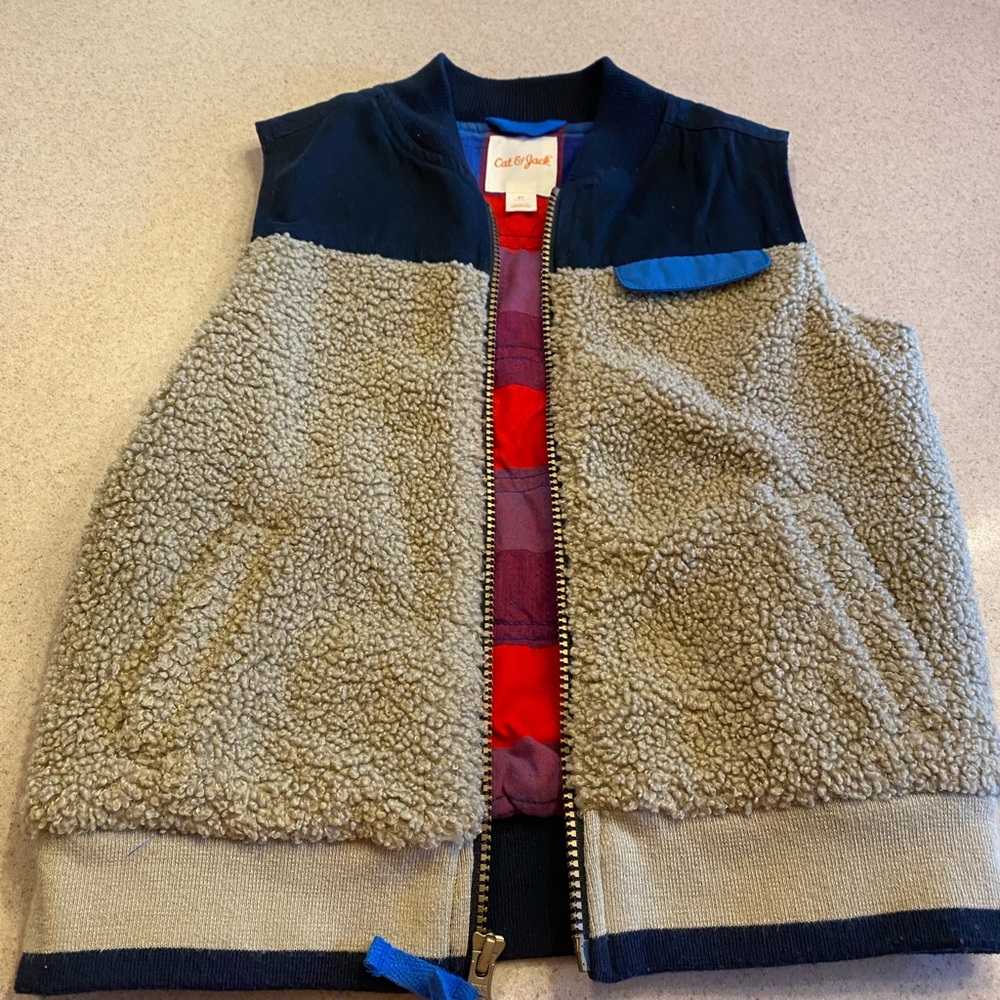 Size 5T Cat & Jack Boy’s Vest